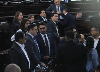 Diputados de distintas bancadas conversan con la bancada oficial por la iniciativa de ley de ampliación al presupuesto. Foto: José Orozco