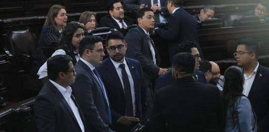 Diputados de distintas bancadas conversan con la bancada oficial por la iniciativa de ley de ampliación al presupuesto. Foto: José Orozco