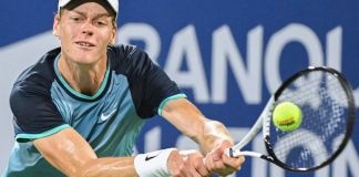 Jannik Sinner, de Italia, devuelve un tiro frente a Andrey Rublev, de Rusia, durante un partido de cuartos de final en el Abierto de Montreal, el sábado 10 de agosto de 2024. (Graham Hughes/The Canadian Press via AP)