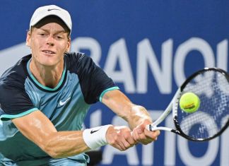 Jannik Sinner, de Italia, devuelve un tiro frente a Andrey Rublev, de Rusia, durante un partido de cuartos de final en el Abierto de Montreal, el sábado 10 de agosto de 2024. (Graham Hughes/The Canadian Press via AP)