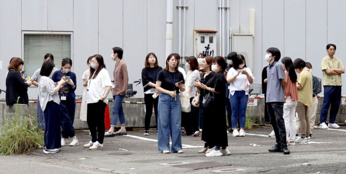 Gente refugiada fuera de un edificio tras un sismo en Miyazaki, en el oeste de Japón, el jueves 8 de agosto de 2024.(Kyodo News via AP)