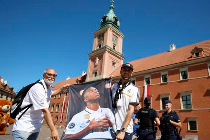 Dos seguidores del Real Madrid sujetan un poster de Mbappé poco antes del partido de la Supercopa que disputan el Real Madrid y el Atalanta en el estadio Narodowy de Varsovia este miércoles. EFE/ Mariscal