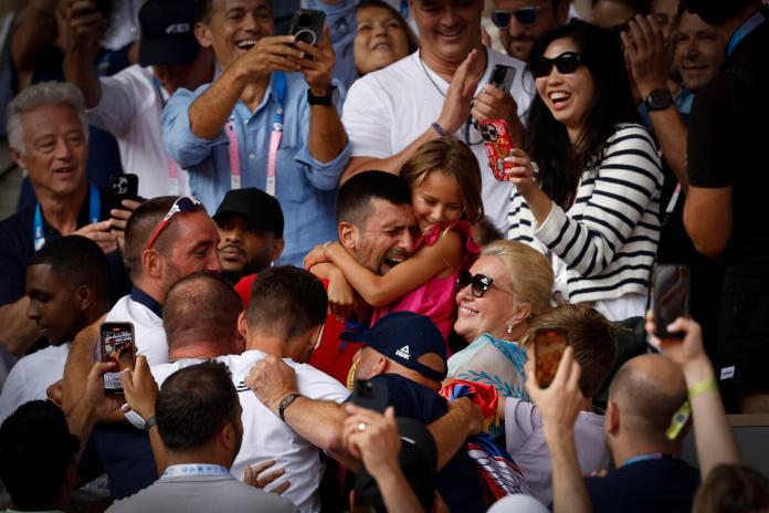 El tenista serbio Novak Djokovic celebra al conseguir la medalla de oro al vencer al español Carlos Alcaraz en la final individual masculina de tenis de los Juegos Olímpicos de París 2024 este domingo, en la capital gala. EFE