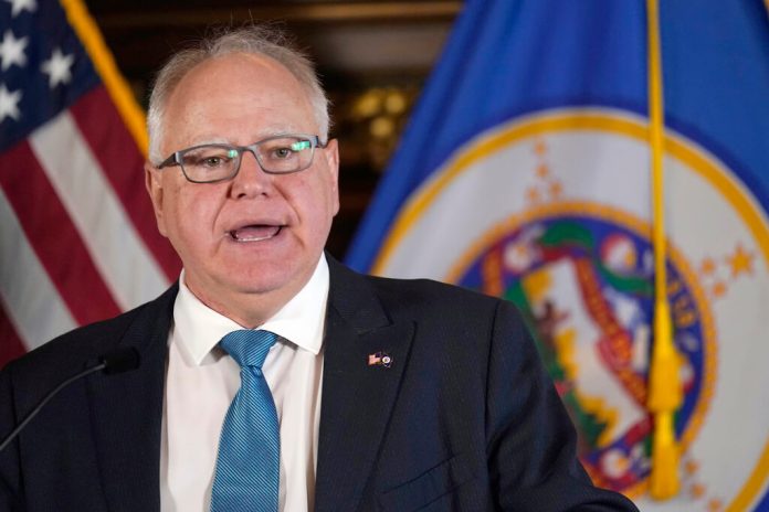 El gobernador de Minnesota, Tim Walz, habla con los medios el 9 de noviembre de 2022 en St. Paul, Minnesota (Foto APAbbie Parr, Archivo)