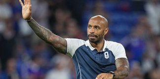 Thierry Henry, entrenador de la selección olímpica de Francia, festeja el triunfo sobre Egipto en las semifinales, el lunes 5 de agosto de 2024, en Decines (AP Foto/Laurent Cipriani)