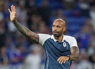 Thierry Henry, entrenador de la selección olímpica de Francia, festeja el triunfo sobre Egipto en las semifinales, el lunes 5 de agosto de 2024, en Decines (AP Foto/Laurent Cipriani)