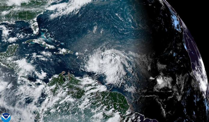 Fotografía satelital cedida este lunes por la Oficina Nacional de Administración Oceánica y Atmosférica (NOAA) a través del Centro Nacional de Huracanes (NHC) de Estados Unidos donde se muestra la localización de la tormenta tropical Ernesto en el Atlántico. EFE/NOAA-NHC