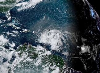 Fotografía satelital cedida este lunes por la Oficina Nacional de Administración Oceánica y Atmosférica (NOAA) a través del Centro Nacional de Huracanes (NHC) de Estados Unidos donde se muestra la localización de la tormenta tropical Ernesto en el Atlántico. EFE/NOAA-NHC