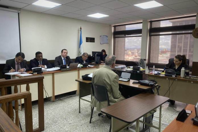 Entre los testigos, se presentÃ³ el ex diputado Fernando Linares Beltranena, quien fungiÃ³ como fiscal de partido en dichas elecciones. Foto: JosÃ© Orozco