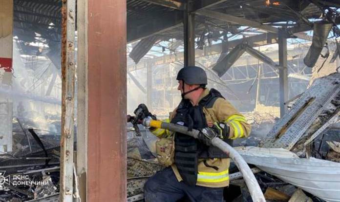 Una fotografía proporcionada por el Servicio Estatal de Emergencias de Ucrania (SESU) muestra a los rescatistas trabajando después de un bombardeo en un centro comercial en Kostiantynivka, región de Donetsk, Ucrania, el 9 de agosto de 2024.EFE/EPA/SERVICIO ESTATAL DE EMERGENCIAS FOLLETO SOLO PARA USO EDITORIAL/NO SE PERMITE VENTAS