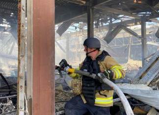 Reportan al menos diez muertos en un ataque ruso contra un supermercado en localidad ucraniana Una fotografía proporcionada por el Servicio Estatal de Emergencias de Ucrania (SESU) muestra a los rescatistas trabajando después de un bombardeo en un centro comercial en Kostiantynivka, región de Donetsk, Ucrania, el 9 de agosto de 2024.EFE/EPA/SERVICIO ESTATAL DE EMERGENCIAS FOLLETO SOLO PARA USO EDITORIAL/NO SE PERMITE VENTAS