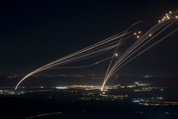 ARCHIVO - El sistema de defensa israelí Cúpula de Hierro intercepta cohetes lanzados desde Líbano en la región de Galilea, visto desde los Altos del Golán, el domingo 4 de agosto de 2024. (AP Foto/Leo Correa, Archivo)