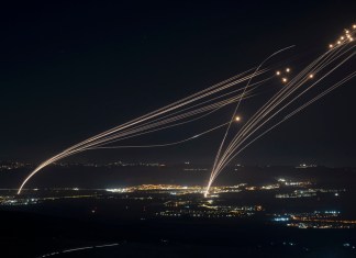 ARCHIVO - El sistema de defensa israelí Cúpula de Hierro intercepta cohetes lanzados desde Líbano en la región de Galilea, visto desde los Altos del Golán, el domingo 4 de agosto de 2024. (AP Foto/Leo Correa, Archivo)