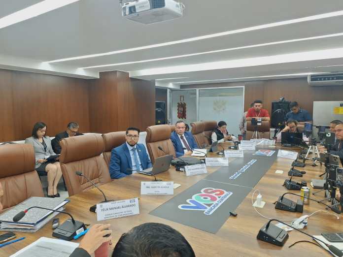 El viceministro de Comunicaciones, Max Alejandro García, acudió a una citación en la bancada VOS. Foto: La Hora