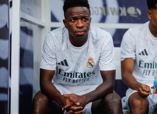 Vinicius Junior se sienta en el banquillo antes del partido de fútbol. EFE/EPA/KENA BETANCUR