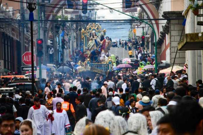 Feligresía católica realiza tradicional procesión dedicada a la Virgen de la Asunción, por lo que capitalinos gozan de descanso. Foto: Sergio Osegueda