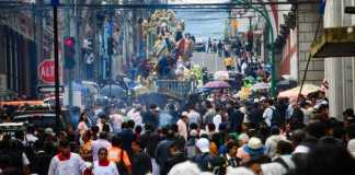 Feligresía católica realiza tradicional procesión dedicada a la Virgen de la Asunción, por lo que capitalinos gozan de descanso. Foto: Sergio Osegueda
