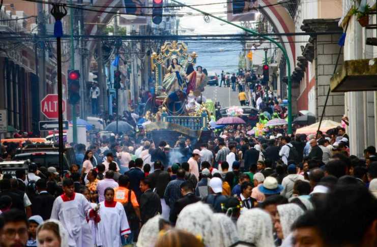 Feligresía católica realiza tradicional procesión dedicada a la Virgen de la Asunción, por lo que capitalinos gozan de descanso. Foto: Sergio Osegueda