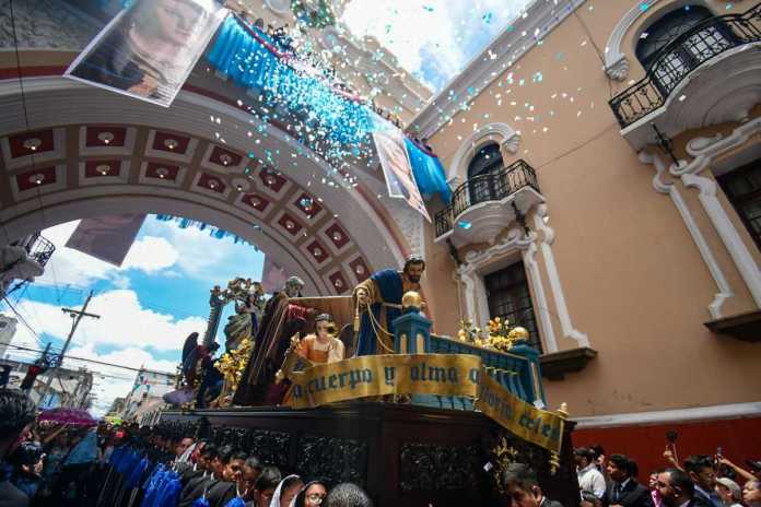 Paso por Arco de Correos de la procesión de la Virgen de la Asunción. Foto: Sergio Osegueda