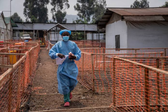 Un trabajador sanitario camina por un centro de tratamiento contra la viruela símica, el viernes 16 de agosto de 2024, en Munigi, en el este del Congo. (AP Foto/Moses Sawasawa)