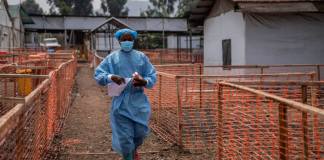 Un trabajador sanitario camina por un centro de tratamiento contra la viruela símica, el viernes 16 de agosto de 2024, en Munigi, en el este del Congo. (AP Foto/Moses Sawasawa)