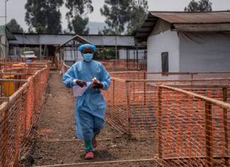 Un trabajador sanitario camina por un centro de tratamiento contra la viruela símica, el viernes 16 de agosto de 2024, en Munigi, en el este del Congo. (AP Foto/Moses Sawasawa)