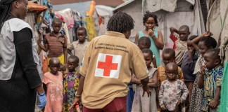 Funcionarios de la Cruz Roja hablan de la viruela símica en el campamento Don Bosco en Goma, República Democrática del Congo, el 22 de agosto de 2023. (Foto AP /Moses Sawasawa)