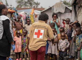 Funcionarios de la Cruz Roja hablan de la viruela símica en el campamento Don Bosco en Goma, República Democrática del Congo, el 22 de agosto de 2023. (Foto AP /Moses Sawasawa)