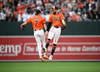 Jackson Holliday (7) y Colton Cowser (17), de los Orioles de Baltimore, celebran después de vencer 3-2 a los Astros de Houston el sábado 24 de agosto de 2024 en Baltimore. (AP Foto/Nick Wass)
