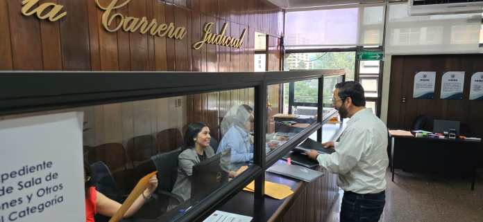 Juez VÃ­ctor Cruz presentÃ³ papelerÃ­a para aspirar a magistrados de CSJ o Salas de ApelaciÃ³n. Foto: Sergio Osegueda