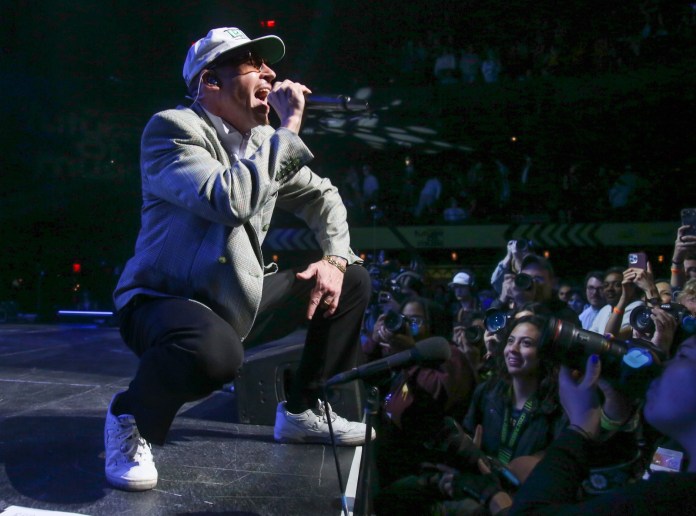 ARCHIVO - El rapero Macklemore se presenta en el Foro Moody como parte del Festival Musical South by Southwest, el viernes 17 de marzo de 2023, en Austin, Texas. (Foto de Jack Plunkett/Invision/AP, archivo)