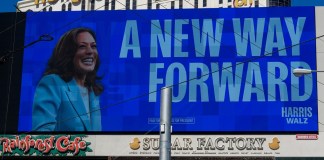 Una valla publicitaria muestra un anuncio de la candidata demócrata a la vicepresidencia Kamala Harris en el Strip de Las Vegas, el viernes 23 de agosto de 2024. (AP Foto/Julia Nikhinson)