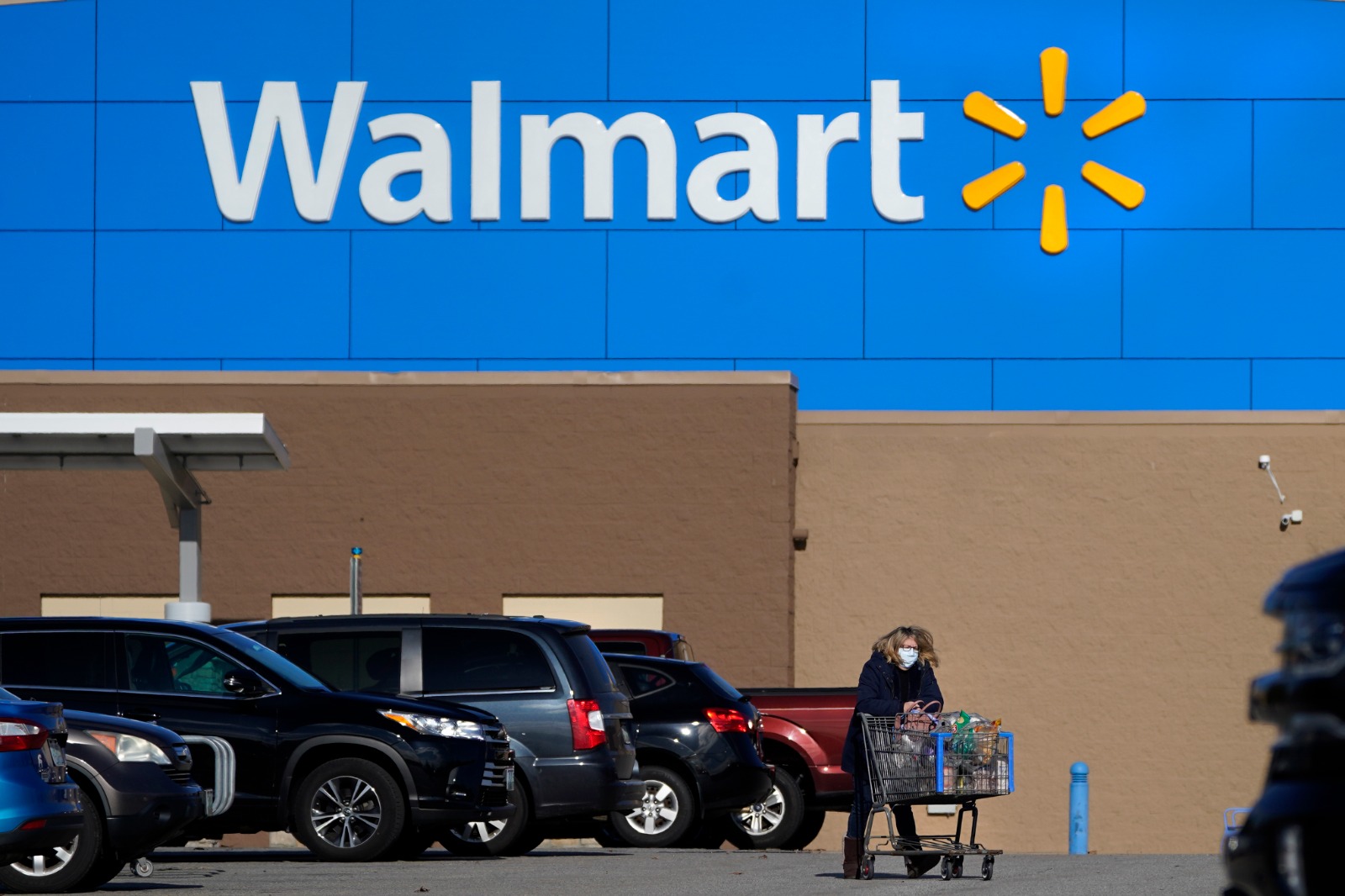 Una tienda Walmart en Derry, Nueva Hampshire, el 18 de noviembre de 2020. (Foto AP /Charles Krupa)