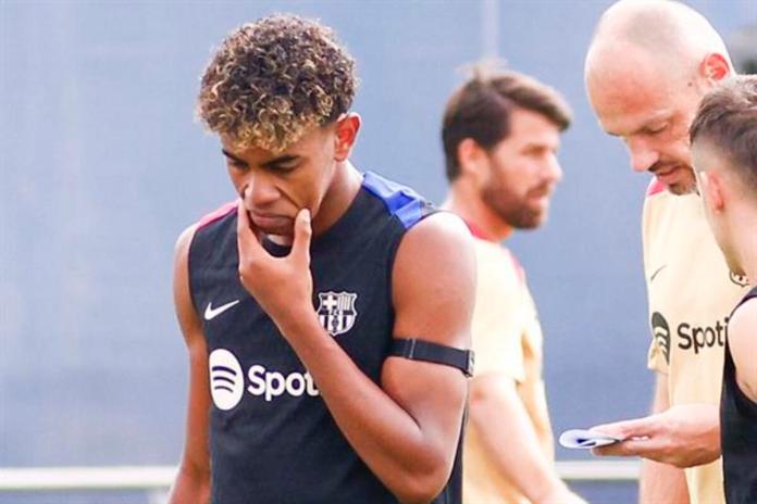 El delantero del FC Barcelona Lamile Yamal, durante el entrenamiento que realiza la plantilla barcelonista este viernes en la Ciudad Deportiva Joan Gamper para preparar el partido de liga que disputarán mañana ante el Valencia CF en Mestalla.EFE/ Quique García