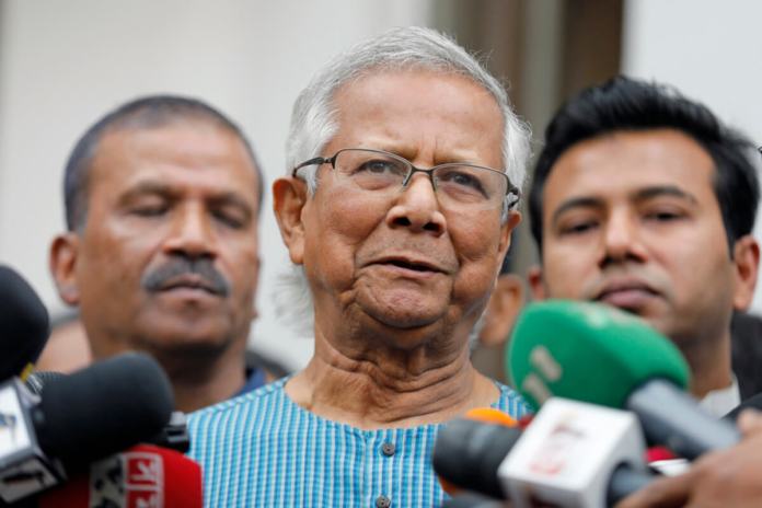 El premio Nobel Muhammad Yunus habla con los medios de comunicación después de que un tribunal le concediera la libertad bajo fianza en un caso de malversación de fondos, en Daca, Bangladesh, el domingo 3 de marzo de 2024. (AP Foto/Mahmud Hossain Opu, Archivo)