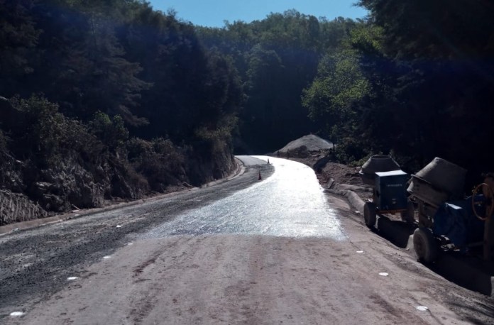 Parte de la pavimentación de la carretera RD-10 está a cargo de Aspetro, compañía que es relacionada con Miguel Martínez, y que en los 4 años de gobierno de Alejandro Giammattei tuvo más de Q2 mil millones en contratos. Foto: Dirección General de Caminos. 