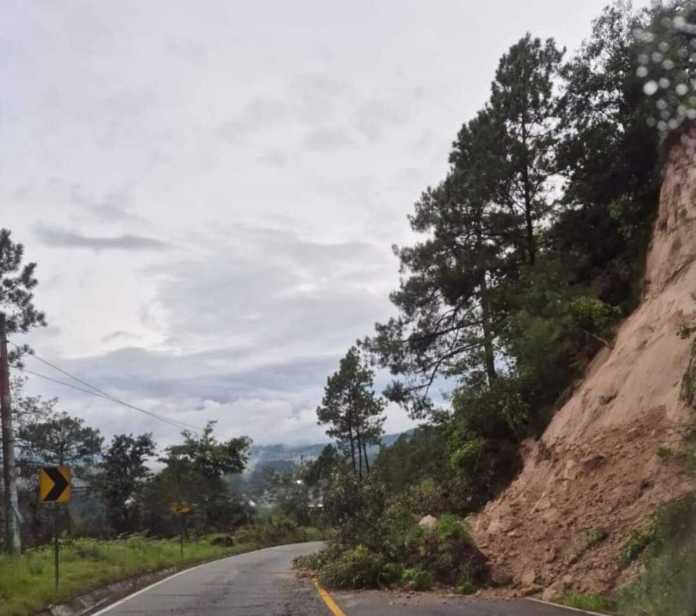 Los derrumbes son consecuencia de la saturación de los suelos. Foto: Conred