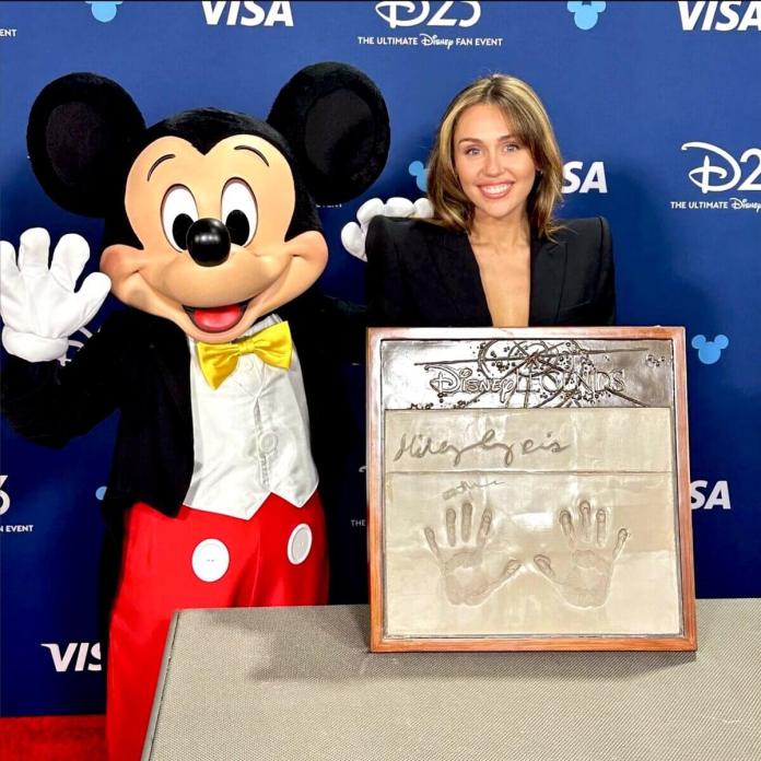 Miley Cyrus en el D23, Reconocida como la "Leyenda Disney" más joven de la historia. Foto La Hora / Walt Disney Company