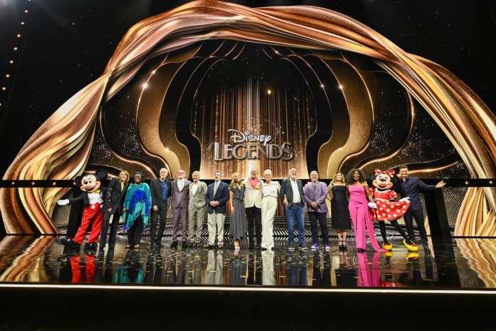 Las catorce personalidades reconocidas por la franquicia de entretenimiento mundial como las "Leyendas Disney" reunidas en el escenario del D23. Foto La Hora / Walt Disney Company