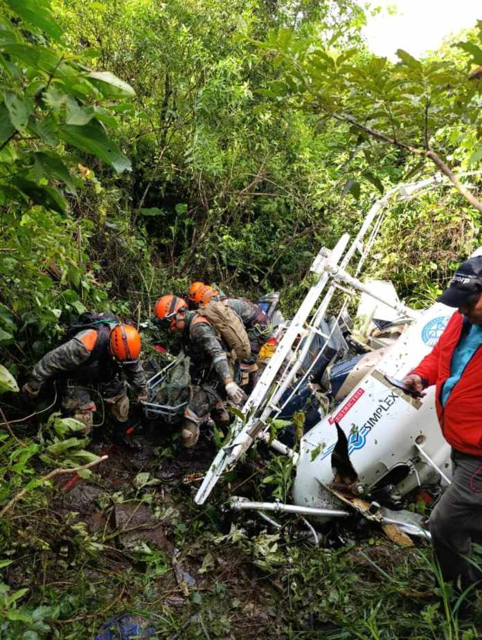 Elementos castrenses apoyan en la recuperación de los cadáveres de los tripulantes del helicóptero siniestrado. (Foto Ejército de Guatemala)