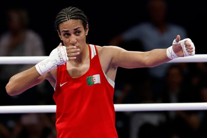 La boxeadora argelina Imane Khelif celebra su victoria ante la húngara Anna Luca Hamori en su combate de boxeo femenino de cuartos de final. EFE/ Miguel Toña