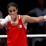La boxeadora argelina Imane Khelif celebra su victoria ante la húngara Anna Luca Hamori en su combate de boxeo femenino de cuartos de final. EFE/ Miguel Toña