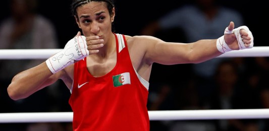 La boxeadora argelina Imane Khelif celebra su victoria ante la húngara Anna Luca Hamori en su combate de boxeo femenino de cuartos de final. EFE/ Miguel Toña