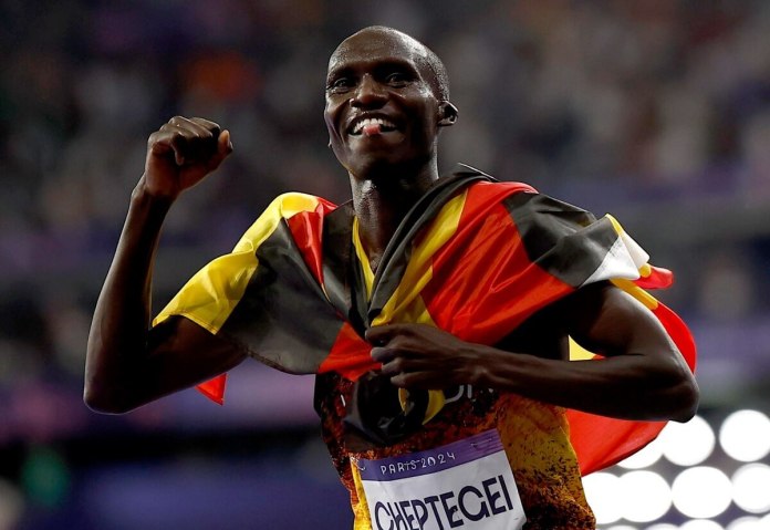 Joshua Cheptegei deja la prueba de los 5 mil metros, de acuerdo con la Federación Ugandesa de Atletismo, porque necesita recuperarse. Foto: EFE/EPA/YOAN VALAT