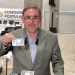El rector de la URL, Miquel Cortés, presidente de la Comisión de Postulación para magistrados de la Corte Suprema de Justicia, muestra su DPI a periodistas al finalizar la reunión del sábado 10 de agosto. Foto: La Hora / José Orozco.
