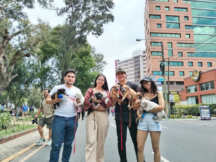 Visitantes de pasos y pedales junto a sus mascotas. Foto: Facebook Pasos y Pedales