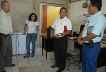 Exalcalde de Melchor de Mencos, Ricardo Ávila (centro), fue condenado por actos de corrupción. Foto: Hospital Melchor de Mencos