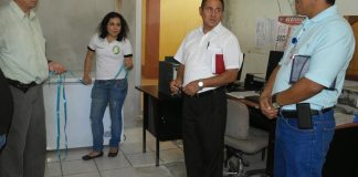 Exalcalde de Melchor de Mencos, Ricardo Ávila (centro), fue condenado por actos de corrupción. Foto: Hospital Melchor de Mencos
