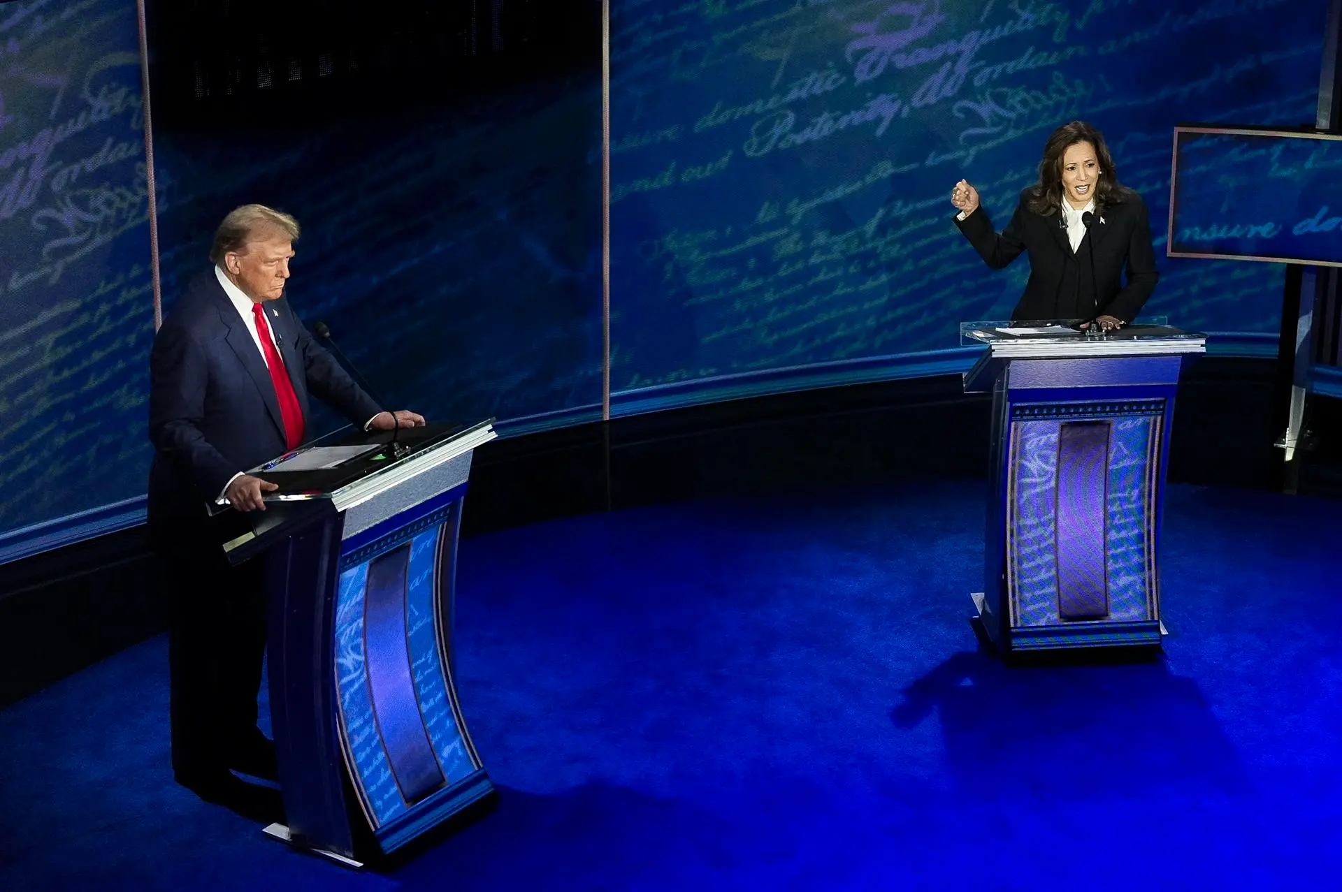 Donald Trump y Kamala Harris durante un debate presidencial organizado por ABC News el 10 de septiembre de 2024. Foto La Hora: EFE/EPA/DEMETRIUS FREEMAN / POOL