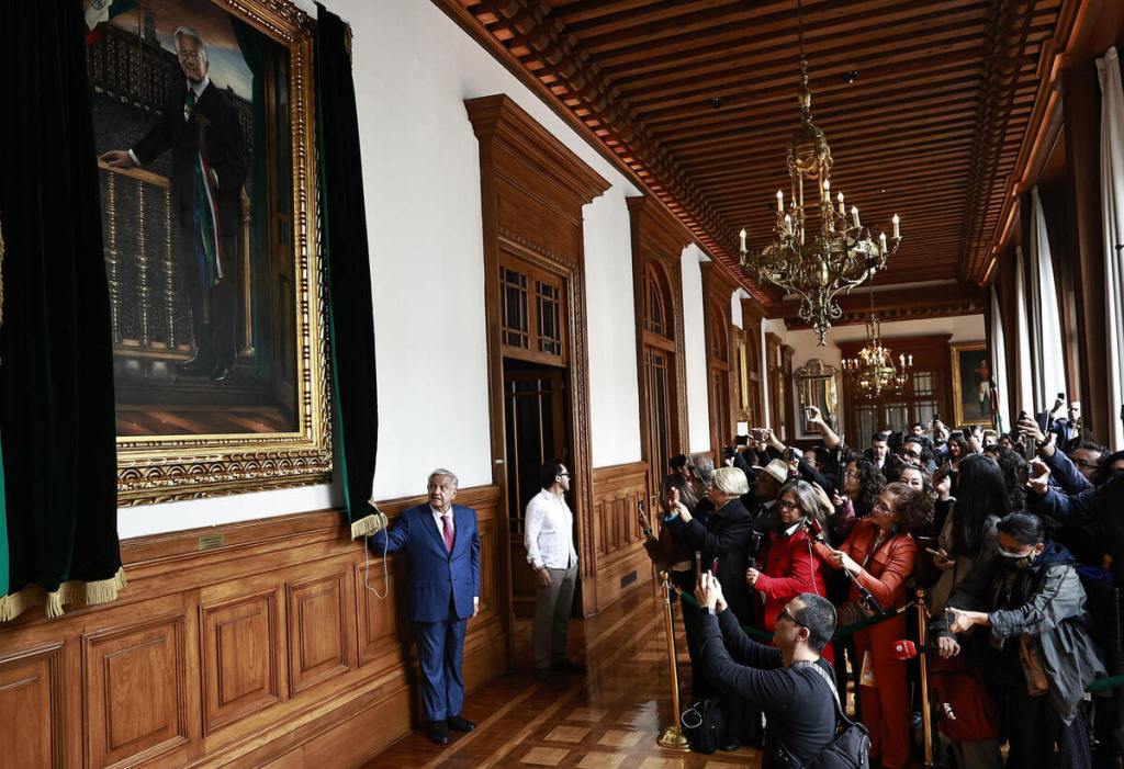 Andrés Manuel López Obrador devela su retrato en el Palacio Nacional. EFE/ Sáshenka Gutiérrez